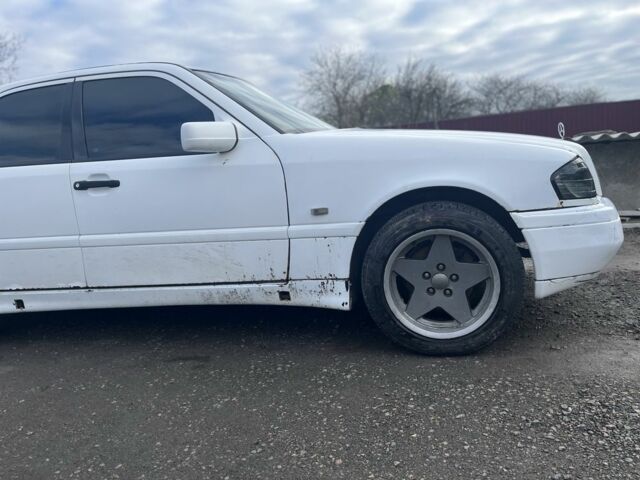 Белый Мерседес 200, объемом двигателя 2 л и пробегом 111 тыс. км за 1500 $, фото 15 на Automoto.ua