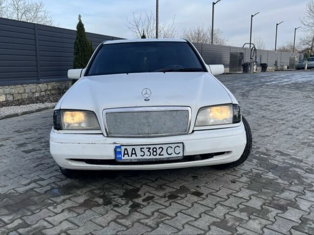 Белый Мерседес 200, объемом двигателя 2 л и пробегом 111 тыс. км за 1500 $, фото 2 на Automoto.ua