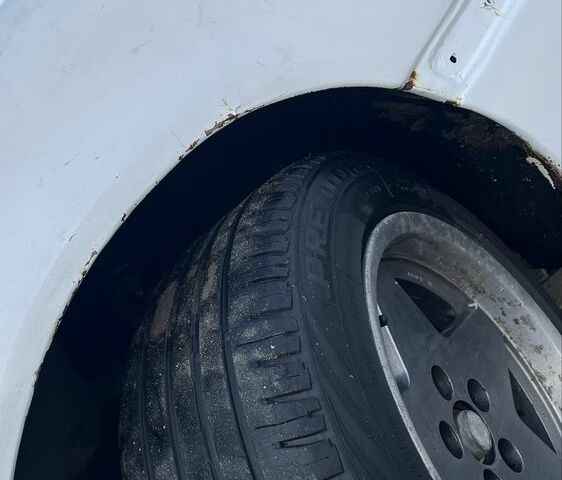 Белый Мерседес 200, объемом двигателя 2 л и пробегом 111 тыс. км за 1500 $, фото 8 на Automoto.ua