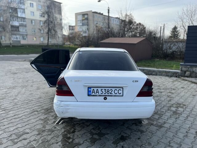 Белый Мерседес 200, объемом двигателя 2 л и пробегом 111 тыс. км за 1500 $, фото 17 на Automoto.ua