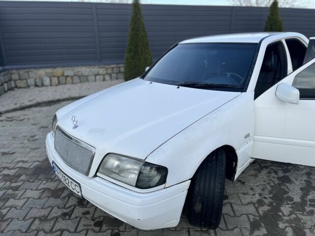 Белый Мерседес 200, объемом двигателя 2 л и пробегом 111 тыс. км за 1500 $, фото 14 на Automoto.ua