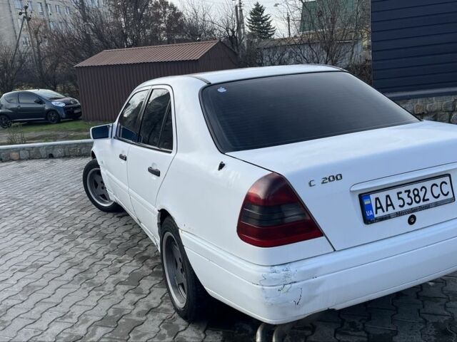 Белый Мерседес 200, объемом двигателя 2 л и пробегом 111 тыс. км за 1500 $, фото 10 на Automoto.ua