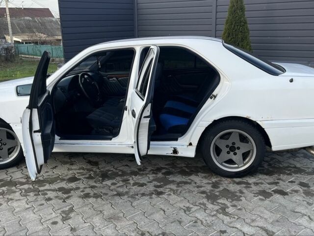 Белый Мерседес 200, объемом двигателя 2 л и пробегом 111 тыс. км за 1500 $, фото 13 на Automoto.ua