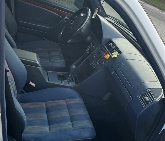 Белый Мерседес 200, объемом двигателя 2 л и пробегом 111 тыс. км за 1500 $, фото 9 на Automoto.ua