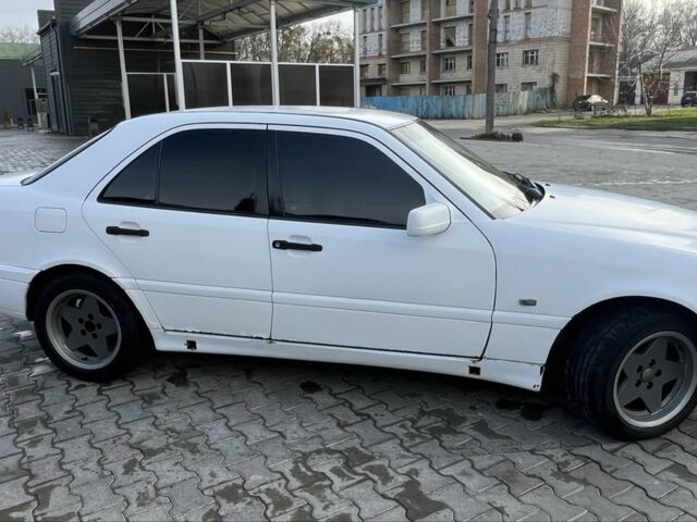 Белый Мерседес 200, объемом двигателя 2 л и пробегом 111 тыс. км за 1500 $, фото 4 на Automoto.ua