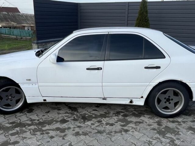 Белый Мерседес 200, объемом двигателя 2 л и пробегом 111 тыс. км за 1500 $, фото 3 на Automoto.ua