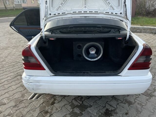 Белый Мерседес 200, объемом двигателя 2 л и пробегом 111 тыс. км за 1500 $, фото 16 на Automoto.ua