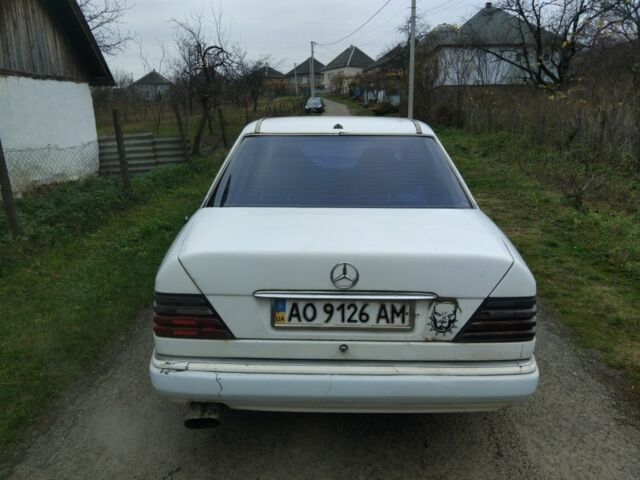 Белый Мерседес 200, объемом двигателя 2 л и пробегом 333 тыс. км за 688 $, фото 5 на Automoto.ua