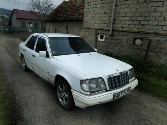 Белый Мерседес 200, объемом двигателя 2 л и пробегом 333 тыс. км за 688 $, фото 7 на Automoto.ua