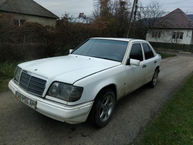 Белый Мерседес 200, объемом двигателя 2 л и пробегом 333 тыс. км за 688 $, фото 4 на Automoto.ua