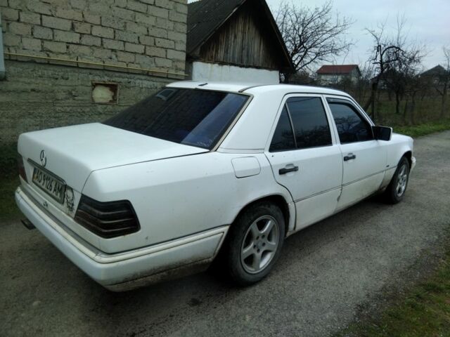 Белый Мерседес 200, объемом двигателя 2 л и пробегом 333 тыс. км за 688 $, фото 6 на Automoto.ua