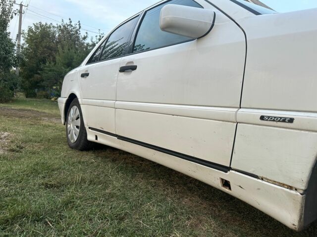 Белый Мерседес 200, объемом двигателя 2.7 л и пробегом 330 тыс. км за 1600 $, фото 5 на Automoto.ua