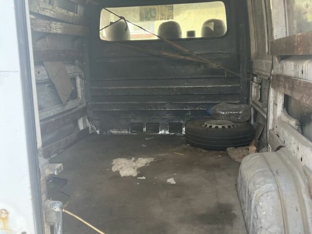 Белый Мерседес 200, объемом двигателя 2.9 л и пробегом 951 тыс. км за 4000 $, фото 2 на Automoto.ua