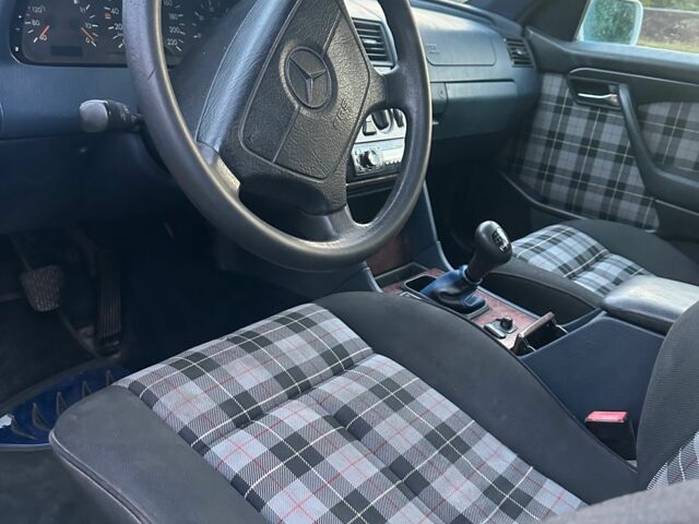 Белый Мерседес 200, объемом двигателя 2.7 л и пробегом 330 тыс. км за 1600 $, фото 2 на Automoto.ua