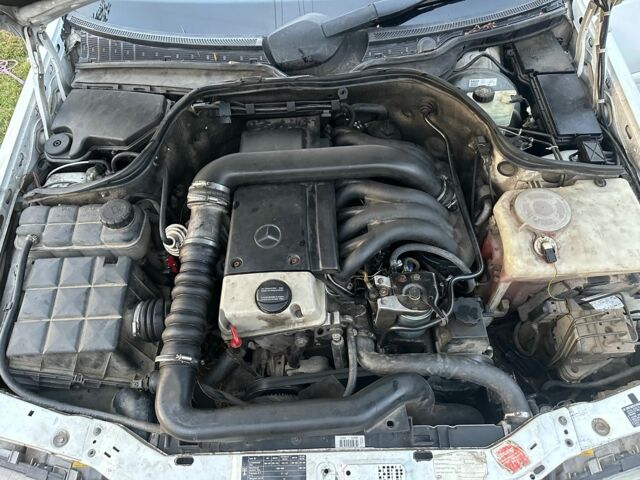 Белый Мерседес 200, объемом двигателя 2.7 л и пробегом 330 тыс. км за 1600 $, фото 1 на Automoto.ua