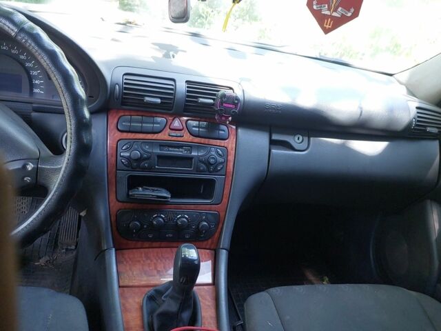 Білий Мерседес 200, об'ємом двигуна 2 л та пробігом 280 тис. км за 1894 $, фото 5 на Automoto.ua