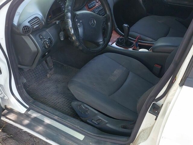 Білий Мерседес 200, об'ємом двигуна 2 л та пробігом 280 тис. км за 1894 $, фото 7 на Automoto.ua