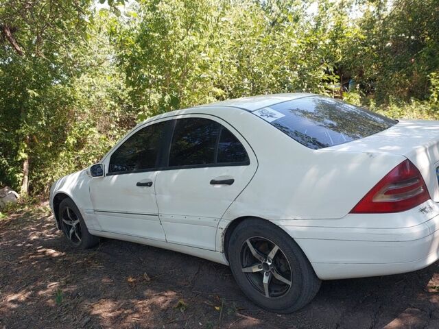 Білий Мерседес 200, об'ємом двигуна 2 л та пробігом 280 тис. км за 1894 $, фото 3 на Automoto.ua