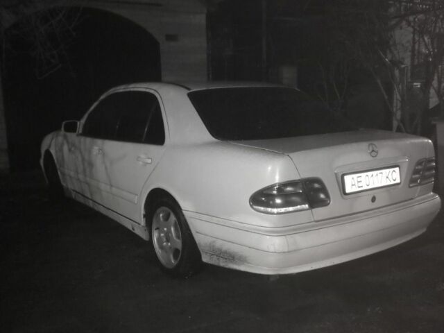 Белый Мерседес 200, объемом двигателя 2.1 л и пробегом 430 тыс. км за 2200 $, фото 1 на Automoto.ua