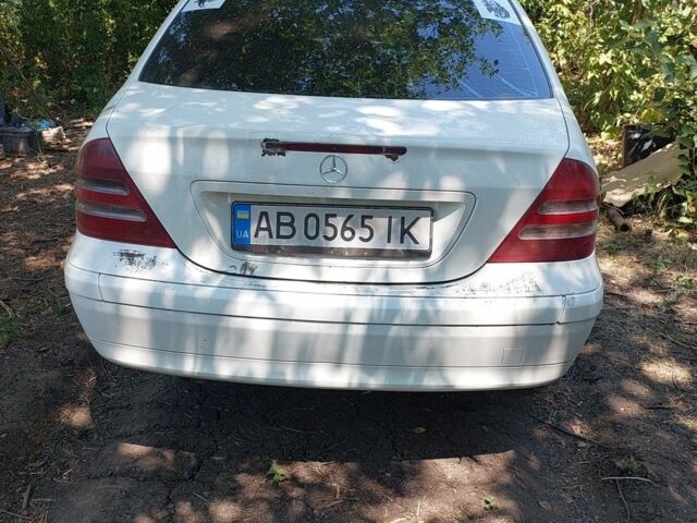 Білий Мерседес 200, об'ємом двигуна 2 л та пробігом 280 тис. км за 1894 $, фото 11 на Automoto.ua