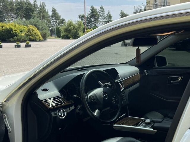 Білий Мерседес 200, об'ємом двигуна 2.1 л та пробігом 400 тис. км за 12800 $, фото 4 на Automoto.ua