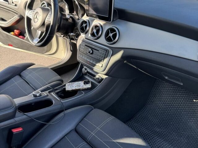 Білий Мерседес 200, об'ємом двигуна 2.1 л та пробігом 117 тис. км за 21400 $, фото 1 на Automoto.ua