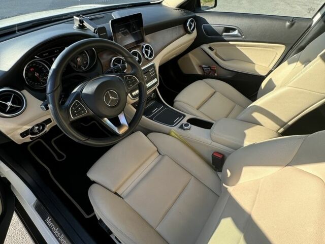 Белый Мерседес 200, объемом двигателя 2.1 л и пробегом 164 тыс. км за 23999 $, фото 7 на Automoto.ua