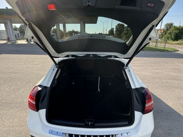 Белый Мерседес 200, объемом двигателя 2.1 л и пробегом 164 тыс. км за 23999 $, фото 6 на Automoto.ua