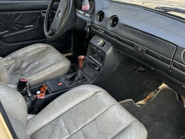 Бежевий Мерседес 200, об'ємом двигуна 2 л та пробігом 1000 тис. км за 483 $, фото 5 на Automoto.ua