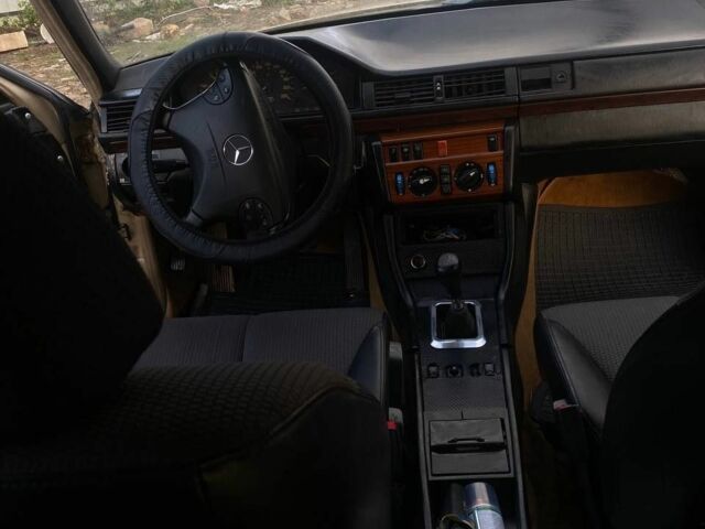 Бежевый Мерседес 200, объемом двигателя 3 л и пробегом 1000 тыс. км за 1550 $, фото 1 на Automoto.ua