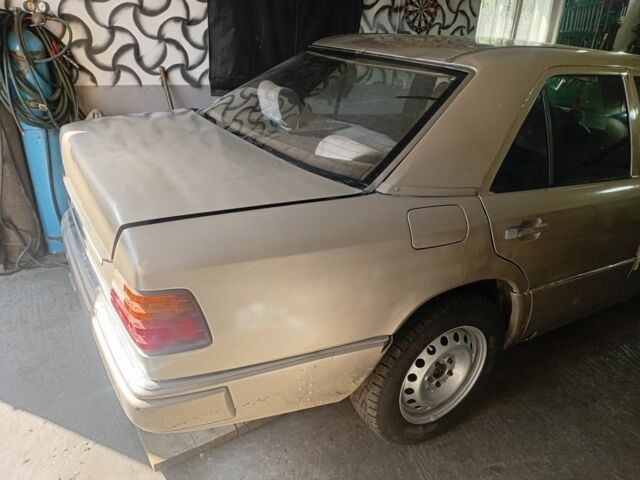 Бежевый Мерседес 200, объемом двигателя 0 л и пробегом 320 тыс. км за 1600 $, фото 4 на Automoto.ua