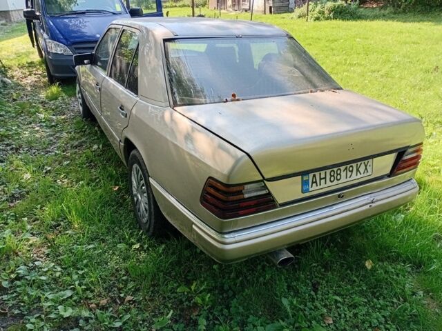 Бежевый Мерседес 200, объемом двигателя 0 л и пробегом 320 тыс. км за 1600 $, фото 5 на Automoto.ua