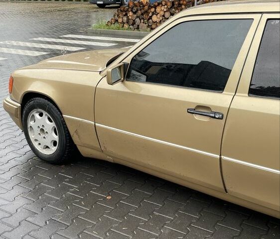 Бежевий Мерседес 200, об'ємом двигуна 2 л та пробігом 337 тис. км за 3200 $, фото 6 на Automoto.ua
