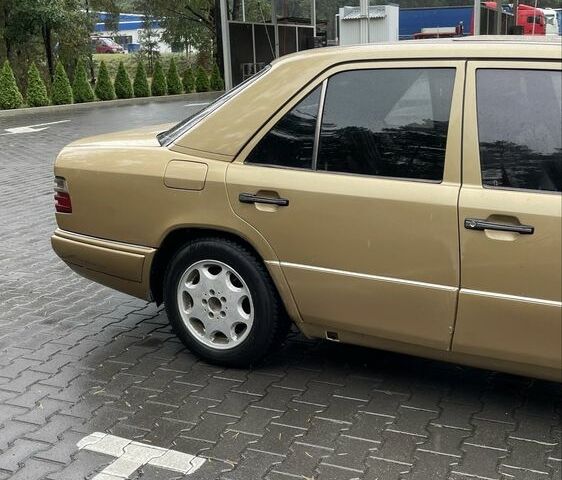 Бежевий Мерседес 200, об'ємом двигуна 2 л та пробігом 337 тис. км за 3200 $, фото 2 на Automoto.ua