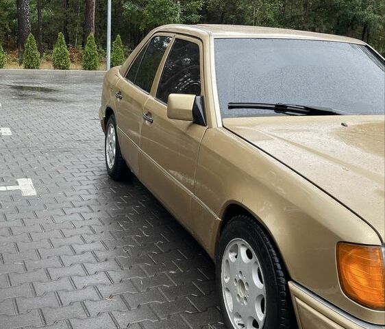 Бежевий Мерседес 200, об'ємом двигуна 2 л та пробігом 337 тис. км за 3200 $, фото 1 на Automoto.ua