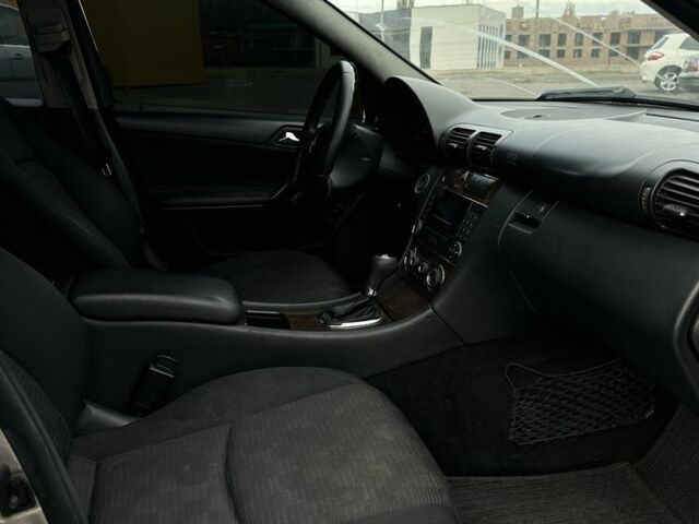 Бежевый Мерседес 200, объемом двигателя 2.2 л и пробегом 373 тыс. км за 2950 $, фото 1 на Automoto.ua