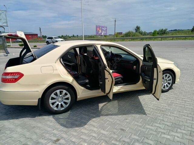 Бежевый Мерседес 200, объемом двигателя 2.1 л и пробегом 276 тыс. км за 11400 $, фото 1 на Automoto.ua