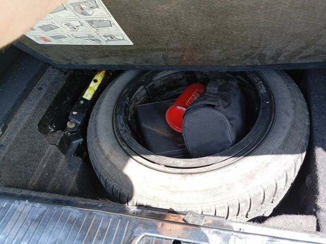 Бежевый Мерседес 200, объемом двигателя 2.1 л и пробегом 280 тыс. км за 6000 $, фото 4 на Automoto.ua