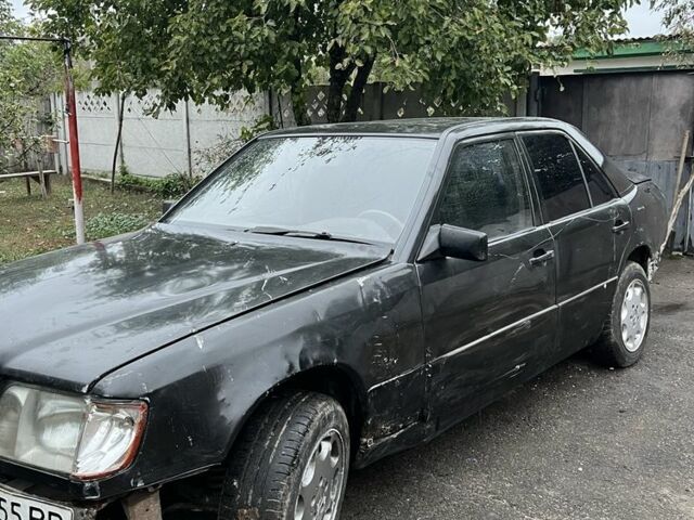 Черный Мерседес 200, объемом двигателя 2.3 л и пробегом 1000 тыс. км за 600 $, фото 1 на Automoto.ua
