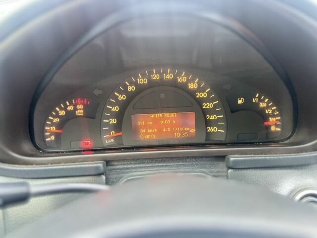 Черный Мерседес 200, объемом двигателя 2.1 л и пробегом 370 тыс. км за 3650 $, фото 6 на Automoto.ua