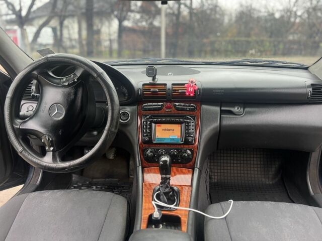 Черный Мерседес 200, объемом двигателя 2.1 л и пробегом 370 тыс. км за 3650 $, фото 5 на Automoto.ua