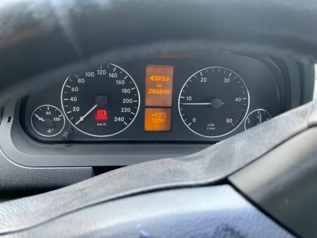 Черный Мерседес 200, объемом двигателя 0 л и пробегом 286 тыс. км за 3730 $, фото 5 на Automoto.ua