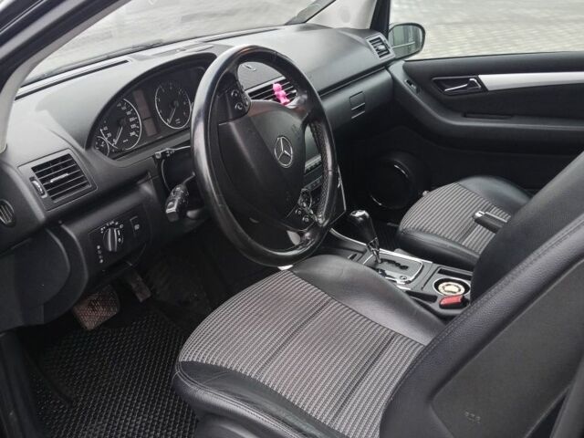 Черный Мерседес 200, объемом двигателя 2 л и пробегом 17 тыс. км за 5200 $, фото 5 на Automoto.ua