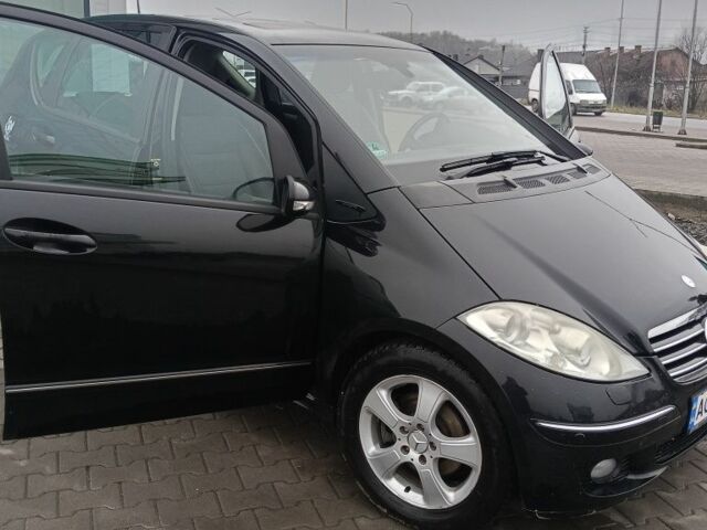 Черный Мерседес 200, объемом двигателя 2 л и пробегом 17 тыс. км за 5200 $, фото 1 на Automoto.ua