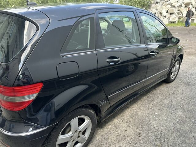 Черный Мерседес 200, объемом двигателя 2 л и пробегом 310 тыс. км за 6300 $, фото 1 на Automoto.ua