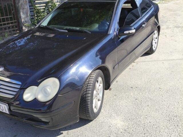 Черный Мерседес 200, объемом двигателя 2.1 л и пробегом 450 тыс. км за 3900 $, фото 3 на Automoto.ua