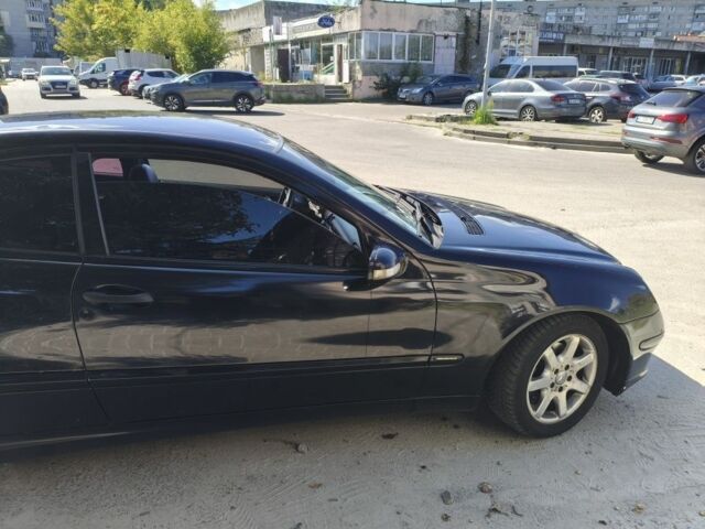 Черный Мерседес 200, объемом двигателя 2.1 л и пробегом 450 тыс. км за 3900 $, фото 1 на Automoto.ua