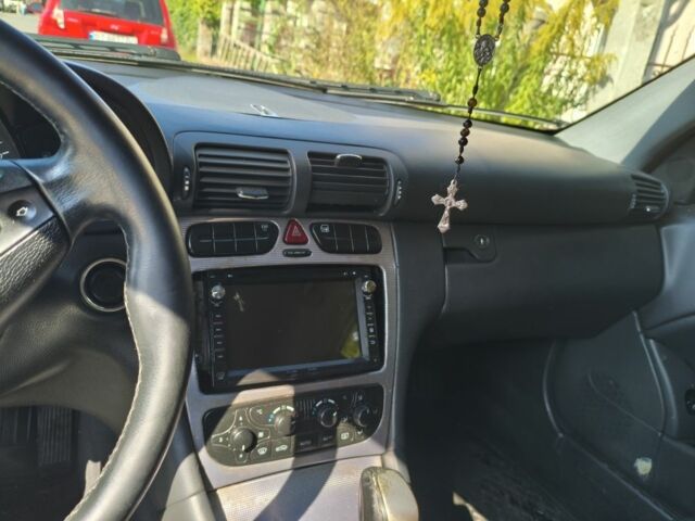 Черный Мерседес 200, объемом двигателя 2.1 л и пробегом 450 тыс. км за 3900 $, фото 7 на Automoto.ua