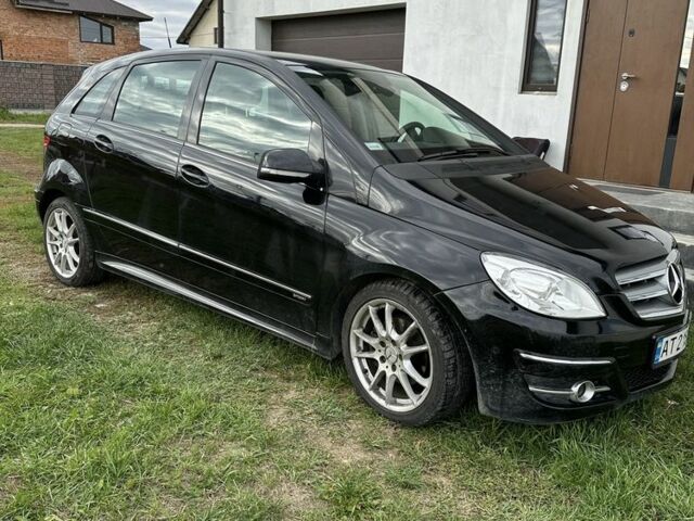 Черный Мерседес 200, объемом двигателя 2 л и пробегом 207 тыс. км за 7000 $, фото 1 на Automoto.ua