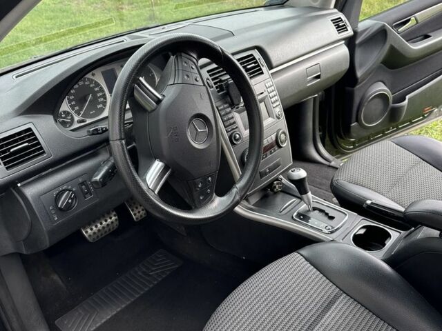 Черный Мерседес 200, объемом двигателя 2 л и пробегом 207 тыс. км за 7000 $, фото 6 на Automoto.ua